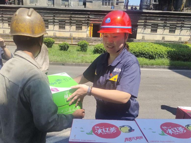 高溫慰問送清涼，情系一線暖人2.jpg