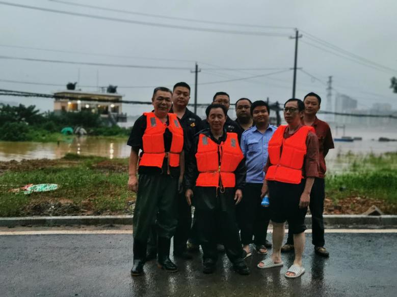 嚴(yán)陣以待抗擊洪魔 確保全廠生產(chǎn)供水3.jpg 嚴(yán)陣以待抗擊洪魔 確保全廠生產(chǎn)供水3.jpg