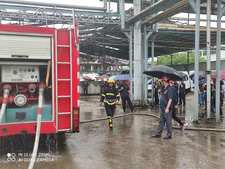 公司安環(huán)處組織開展危險化學品泄漏綜合演練2.jpg 公司安環(huán)處組織開展危險化學品泄漏綜合演練2.jpg