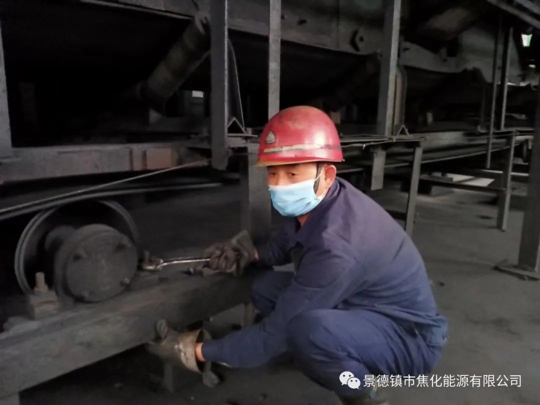 “老線這邊人手不夠，你們那邊有誰可以過來支援？”“好的，我馬上來?！甭牭竭@個消息時，羅國安剛剛結(jié)束新線的維修工作，但他二話不說，立即拿起維修包，投入到老線的維修工作當(dāng)中。每天工作10小時以上已經(jīng)成為抗疫期間的常態(tài)，雖然身體很疲憊，但是他沒有任何怨言，“確實(shí)很辛苦、很累，但現(xiàn)在正是特殊時期，只有保障公司生產(chǎn)經(jīng)營“不斷檔”，我們生活才能“不斷線”，恰恰我所在的運(yùn)輸廠就是承擔(dān)著焦炭煤炭運(yùn)輸?shù)闹匾氊?zé)，所以我更應(yīng)該恪盡職守，保障好這些設(shè)備的穩(wěn)定運(yùn)行?！?jpg